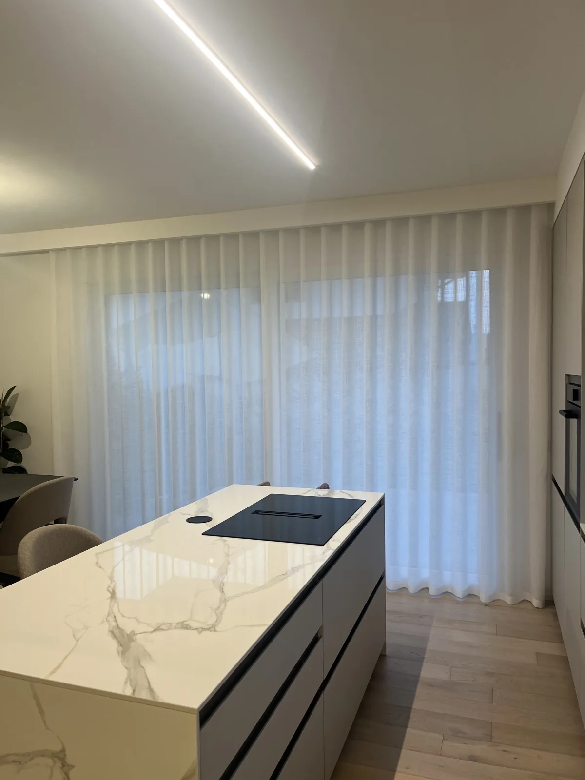 Tende leggere a tutta altezza nella zona cucina