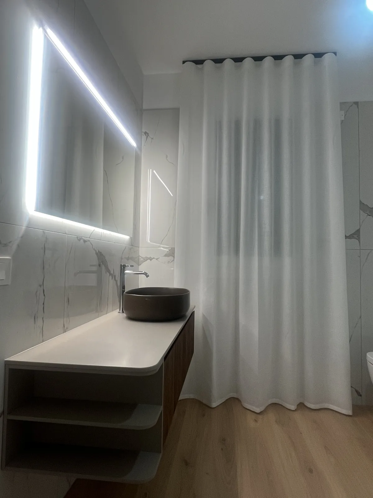 Tenda morbida su binario in un bagno