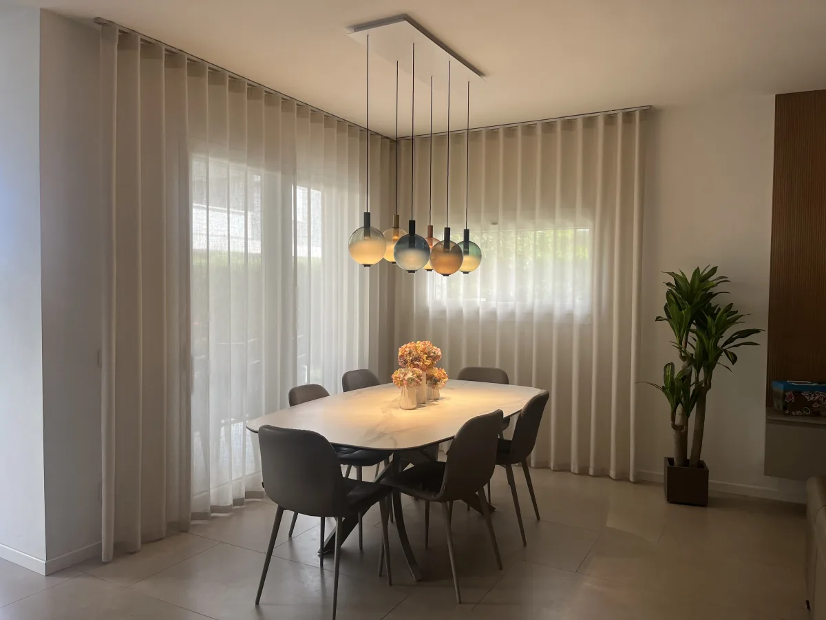 Tendaggi a tutta altezza in una sala da pranzo