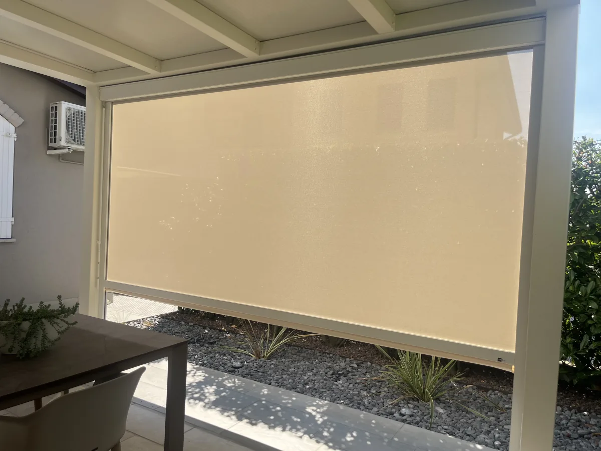 Screen verticale a protezione di un portico